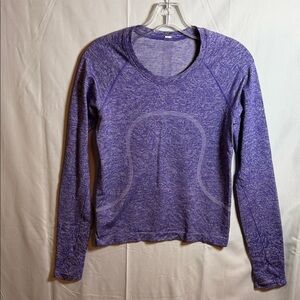 P35. Lululemon Swiftly Tech
2.0 *Race Length
Size: 6
Contour Form Petrol Purple